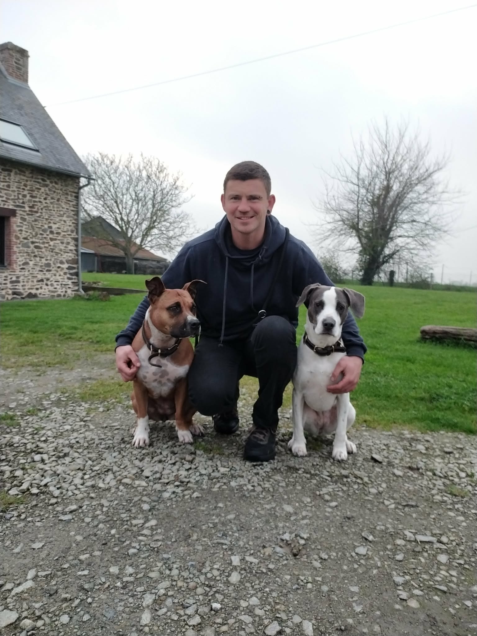 Paul éducateur canin avec ses chiens