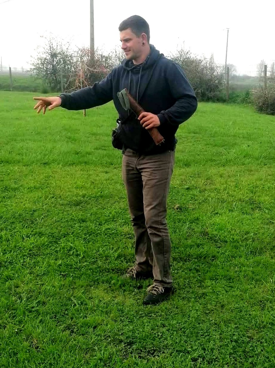 Paul éducateur canin avec un chien en séance